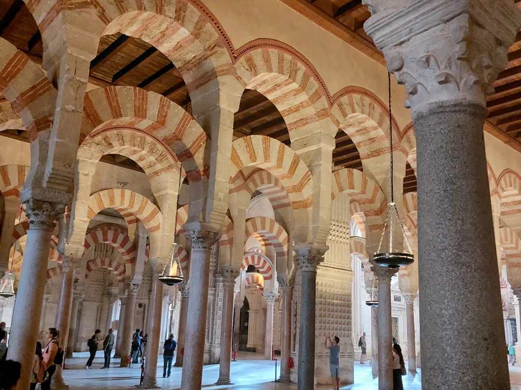 Der Säulenwald der Mezquita von Córdoba mit den rot-weiß gestreiften Doppelbögen.